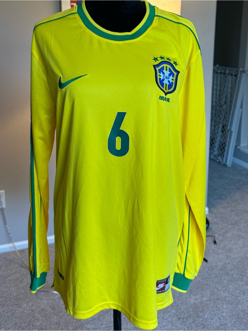 Nike Iconic 1998 Brazil home long-sleeve jersey XL
Roberto Carlos #6